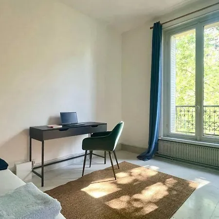 Gustave - Charming Eiffel Tower -