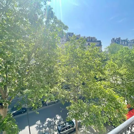 Gustave - Charming Eiffel Tower -