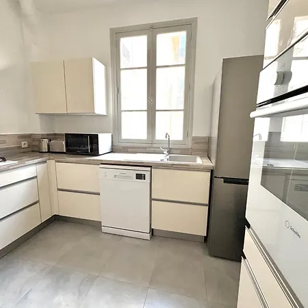 Gustave - Charming Eiffel Tower -