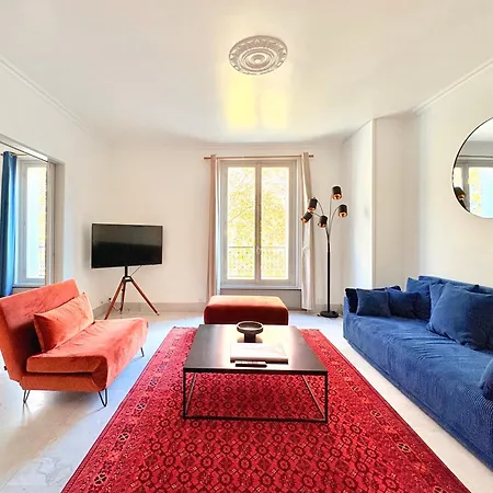 Gustave - Charming Eiffel Tower - *