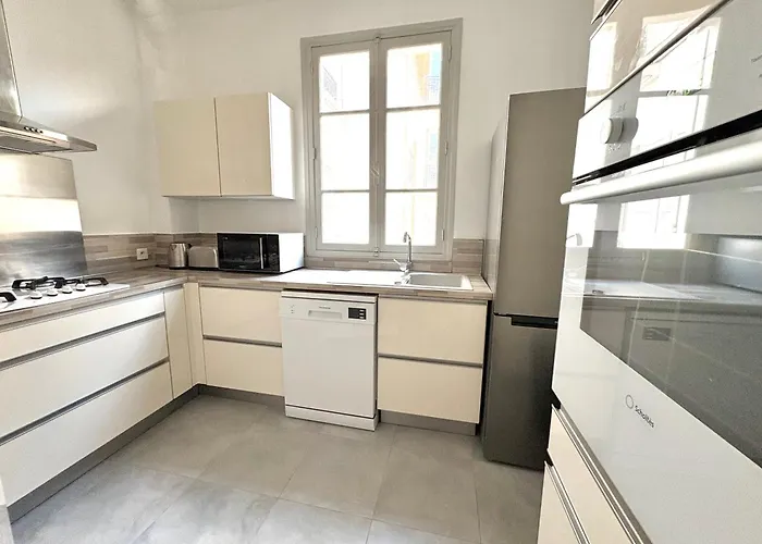 Gustave - Charming Eiffel Tower -