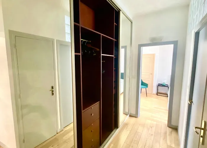 Gustave - Charming Eiffel Tower -