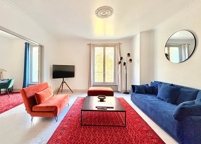 Gustave - Charming Eiffel Tower - *